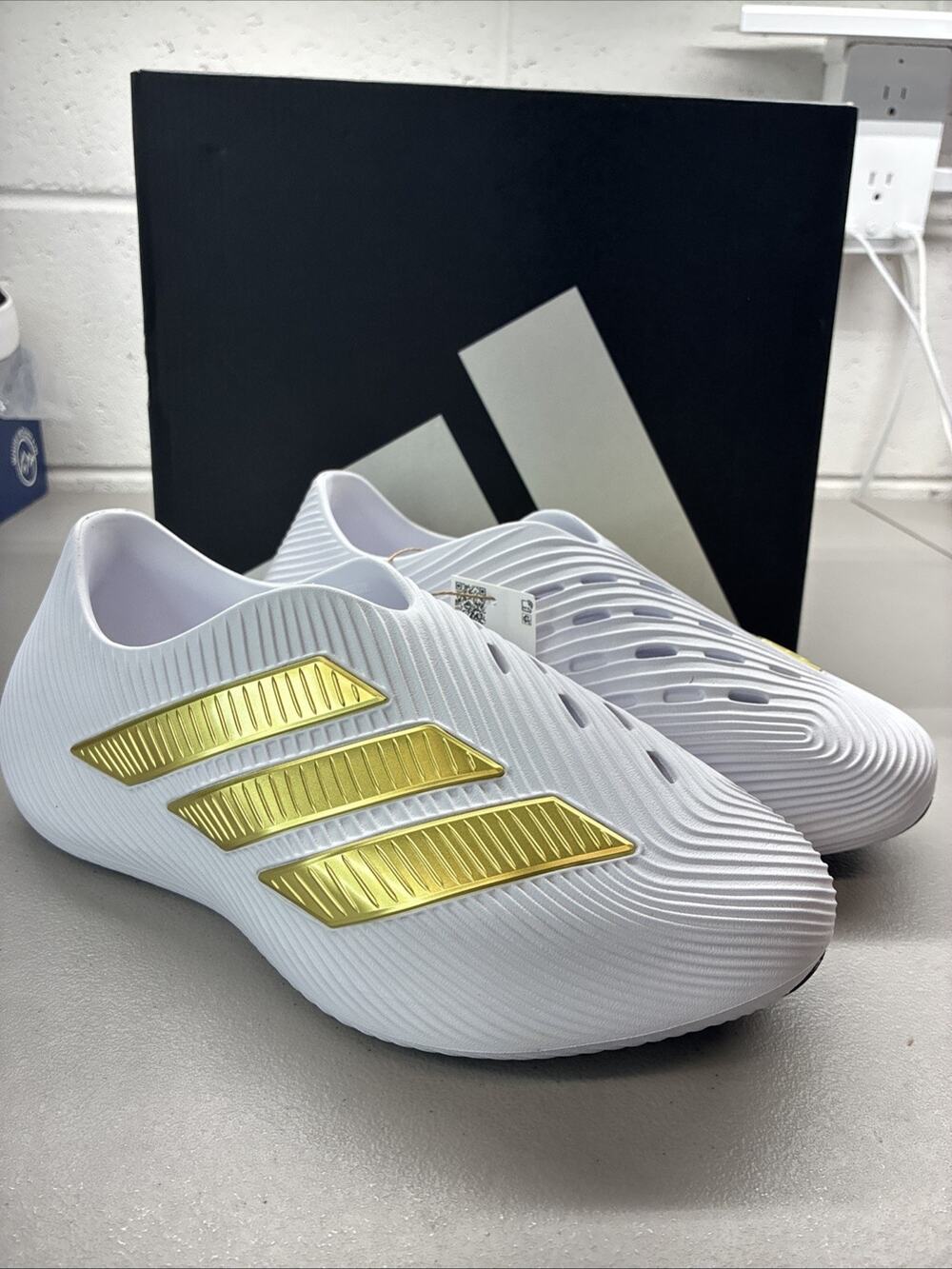 adidas Purechill Men’s Low White/Gold/Black KJ5138 Size 6 New With Box